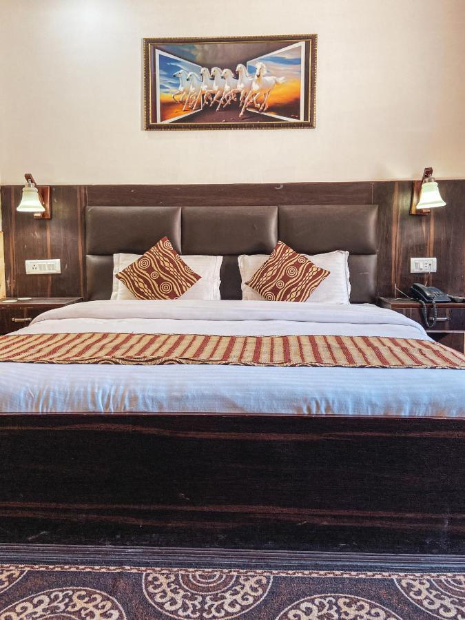 Hotel Manali Queen Eksteriør billede