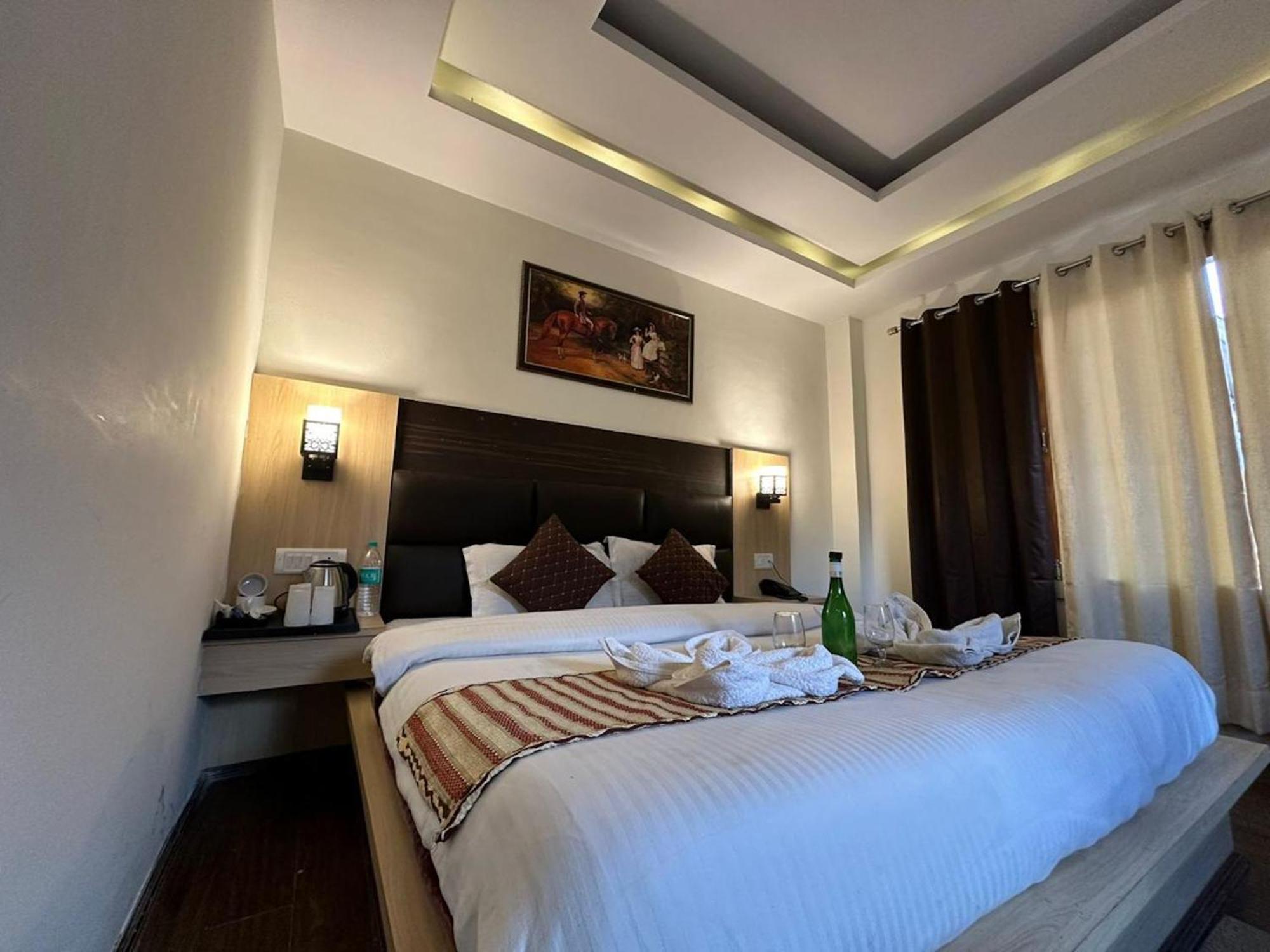 Hotel Manali Queen Eksteriør billede