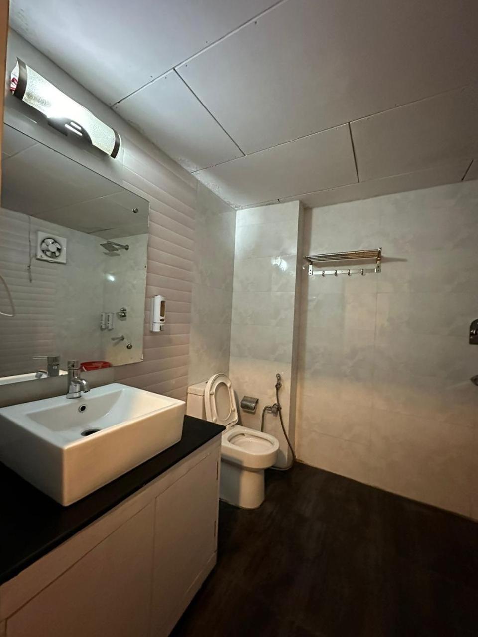 Hotel Manali Queen Eksteriør billede
