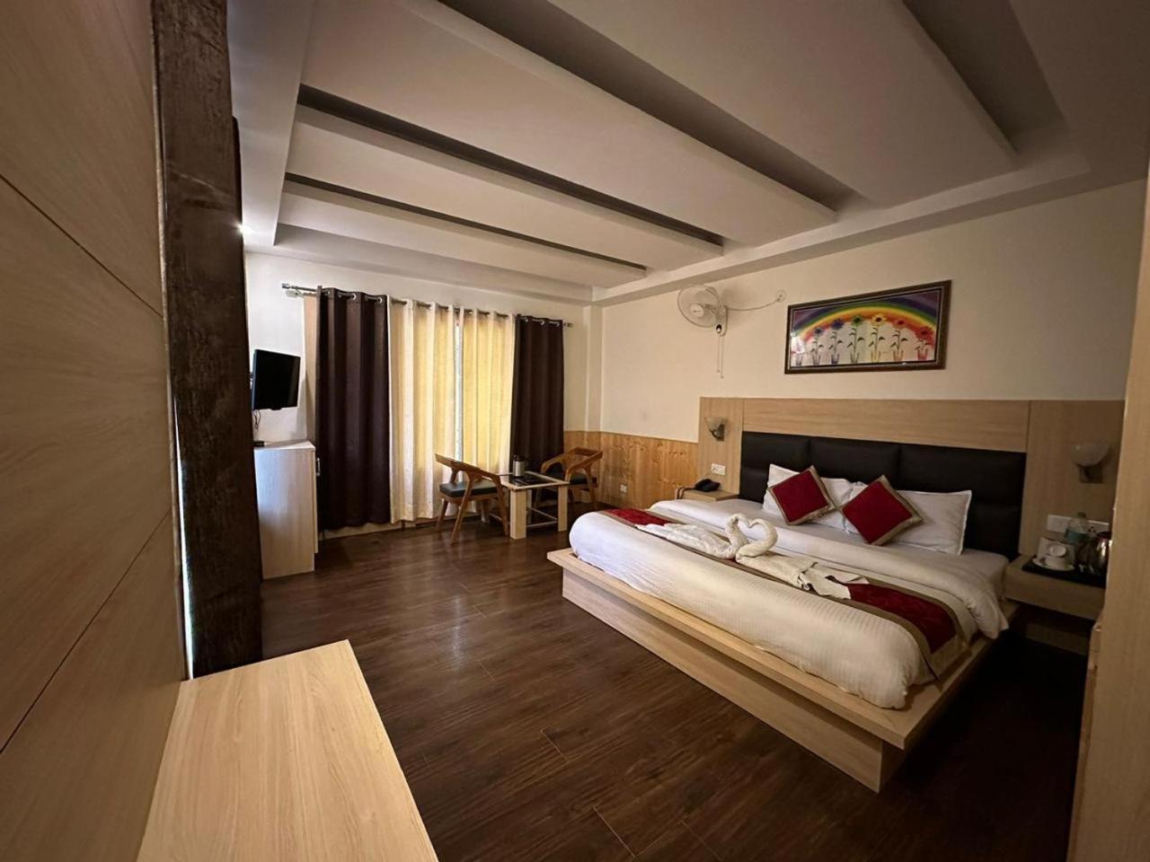 Hotel Manali Queen Eksteriør billede